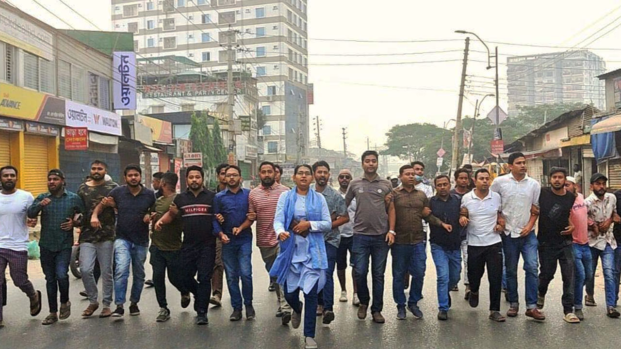 বনশ্রী এলাকায় মিছিলে কেন্দ্রীয় ও ঢাকা মহানগর পূর্ব ছাত্রদলের নেতাকর্মীরা। ছবি : সংগৃহীত