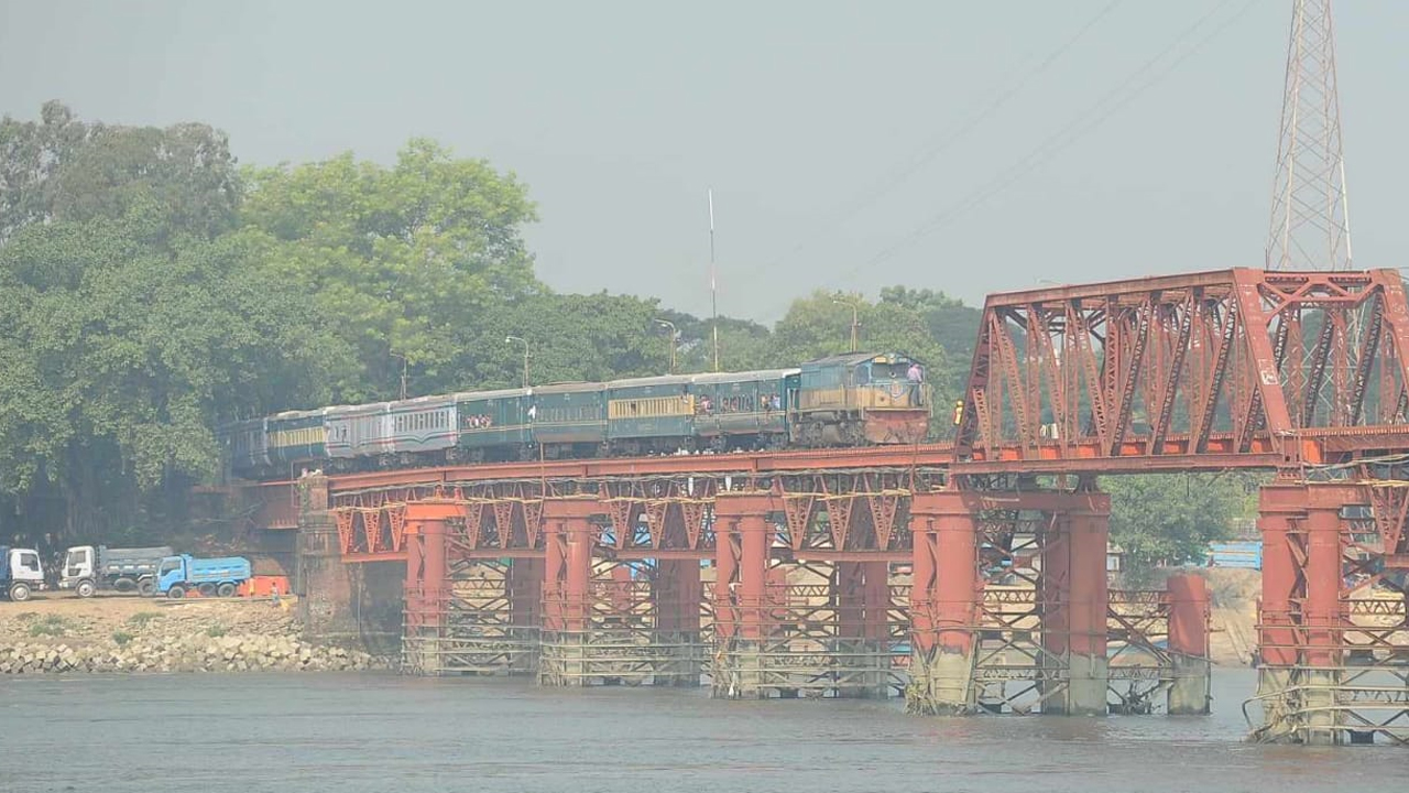 চট্টগ্রাম থেকে কক্সবাজার যাচ্ছে পরিদর্শন ট্রেন। ছবি : কালবেলা