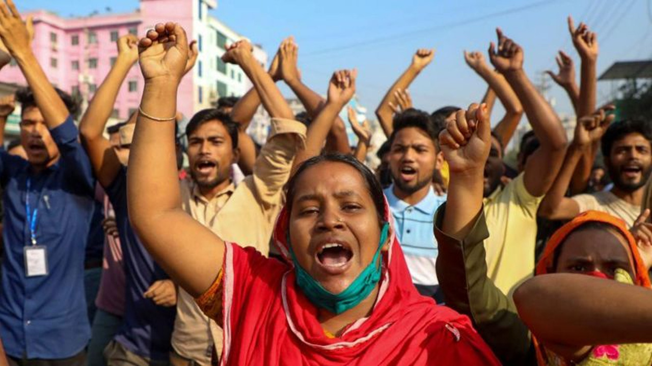 মজুরি বৃদ্ধির দাবিতে শ্রমিকদের বিক্ষোভ মিছিল। পুরোনো ছবি