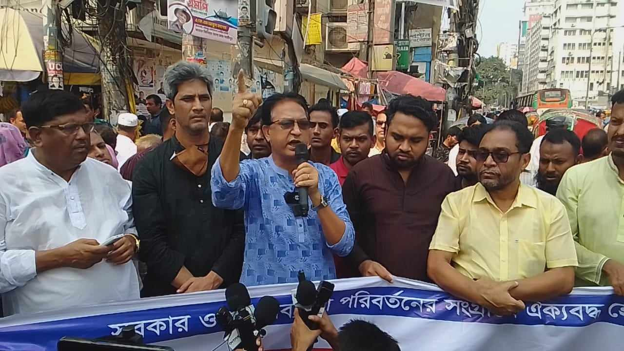 মিছিল শেষে বক্তব্য রাখছেন গণতন্ত্র মঞ্চের সমন্বয়ক শহিদ উদ্দিন মাহমুদ স্বপন। ছবি : কালবেলা