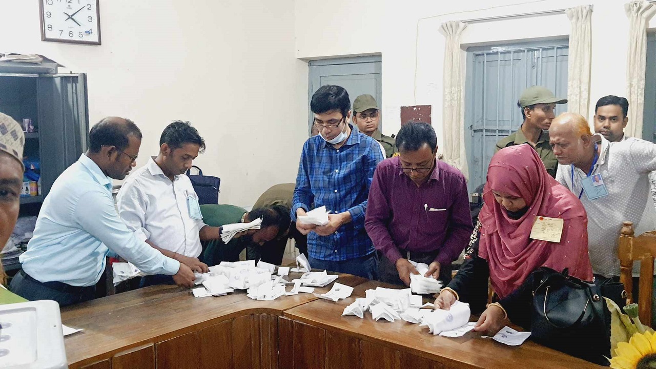 ভোটগ্রহণ শেষে চলছে ভোট গণনার প্রস্তুতি। ছবি : কালবেলা