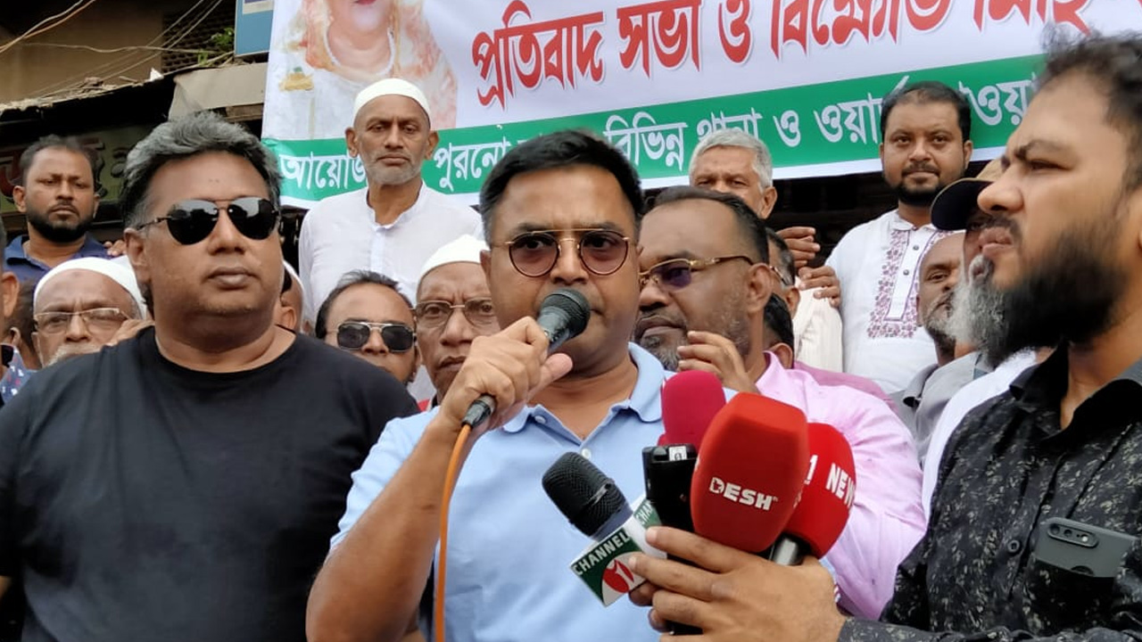 প্রতিবাদ সমাবেশ শেষে বক্তব্য দেন সাবেক মেয়র মোহাম্মদ সাঈদ খোকন। ছবি : কালবেলা