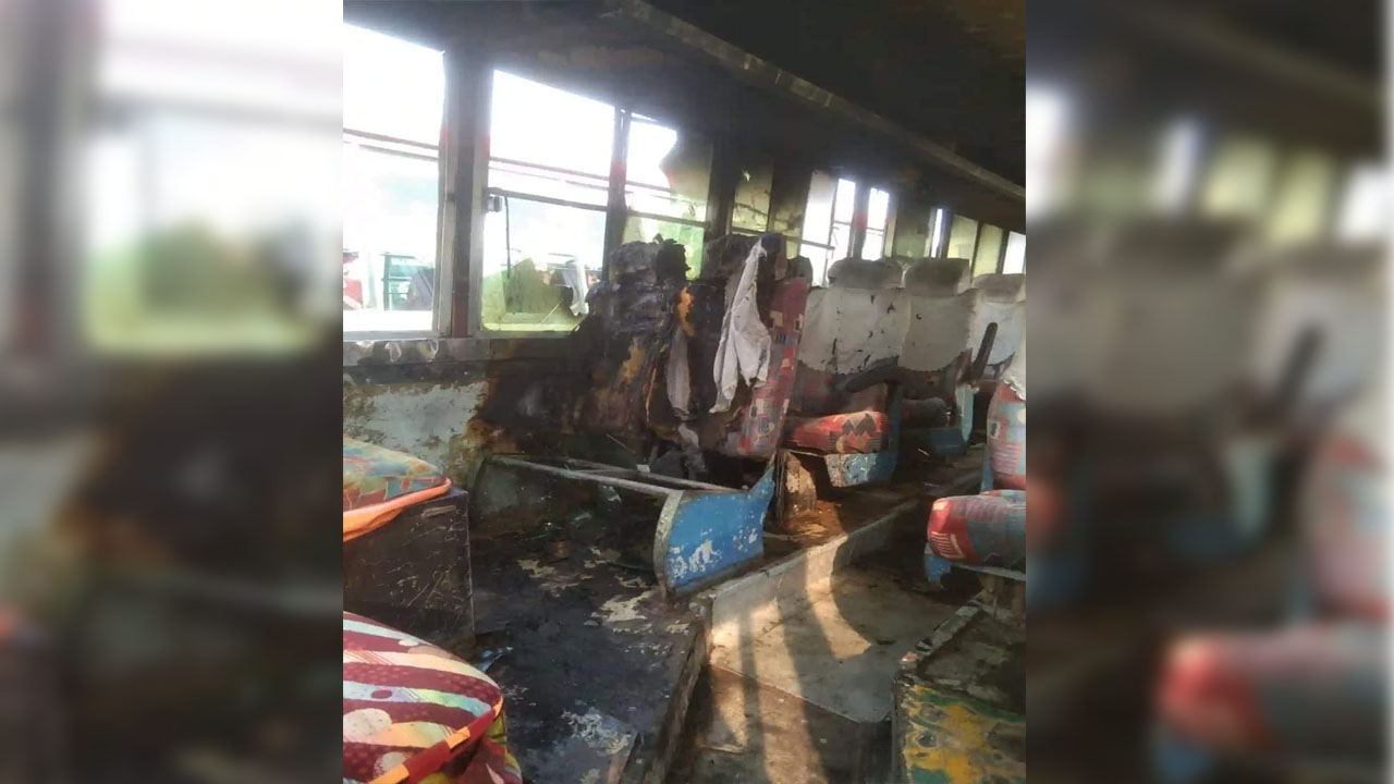 বাসস্ট্যান্ডে দাঁড়িয়ে থাকা বন্ধ দুটি বাসে আগুন দেয় দুর্বৃত্তরা। ছবি : কালবেলা