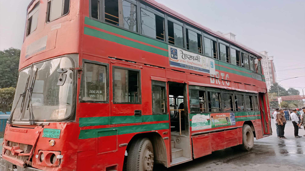 মিরপুরে ঢাকা বিশ্ববিদ্যালয়ের শিক্ষার্থীবাহী একটি বাসে আগুন দেওয়ার চেষ্টা করে দুর্বৃত্তরা। ছবি : কালবেলা