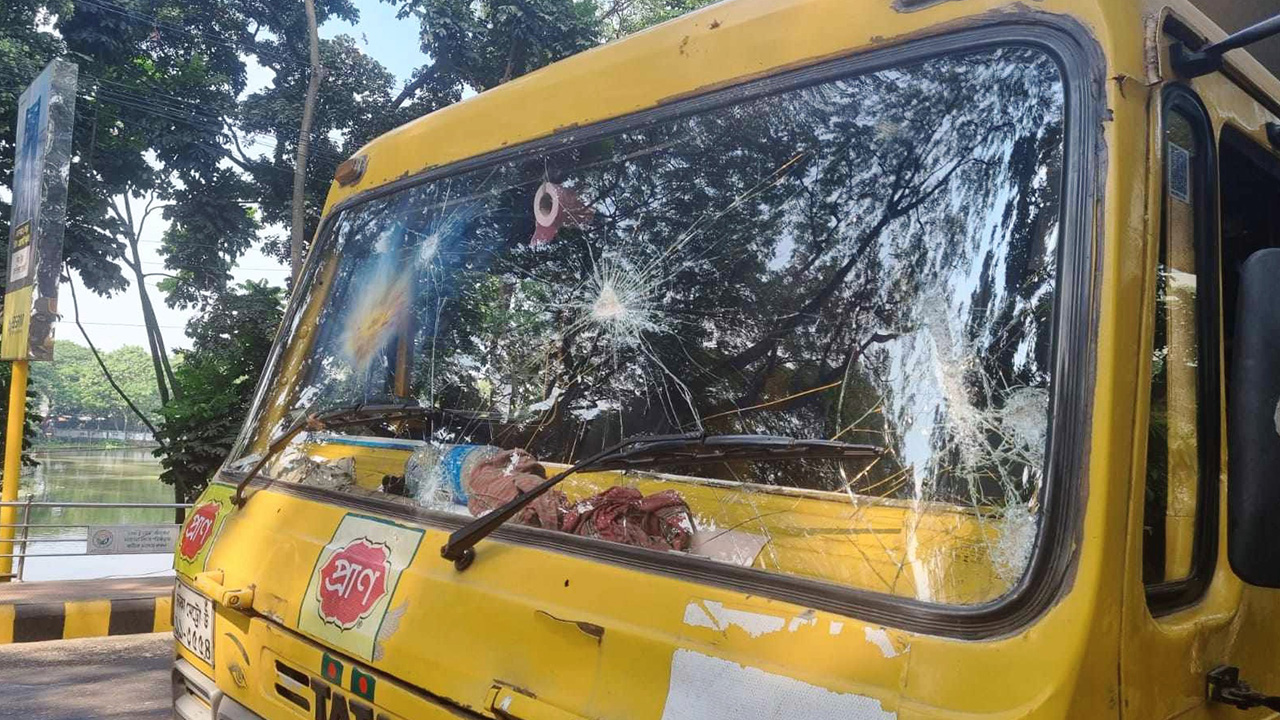 সিলেটে খাদ্যপণ্যবাহী পিকআপ ভ্যানে আগুন। ছবি : কালবেলা
