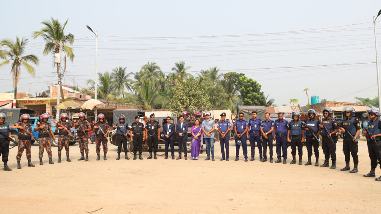 সাতক্ষীরায় অবরোধ মোকাবিলায় মাঠে জেলা প্রশাসন ও আইনশৃঙ্খলা রক্ষাকারী বাহিনীর যৌথ দল। ছবি : কালবেলা