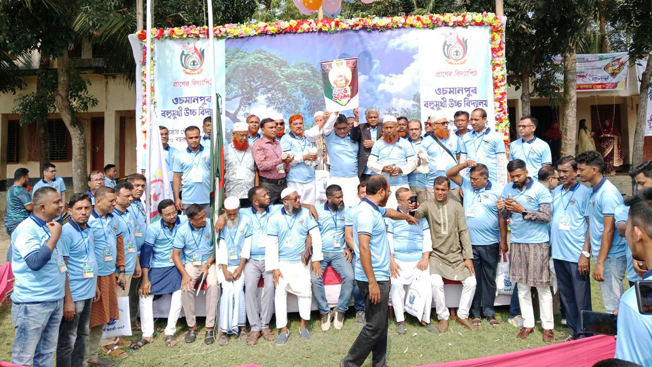 মীরসরাইয়ে ওচমানপুর বহুমুখী উচ্চ বিদ্যালয় সুবর্ণজয়ন্তীতে প্রাক্তনদের প্রাণের স্পন্দন। ছবি : কালবেলা