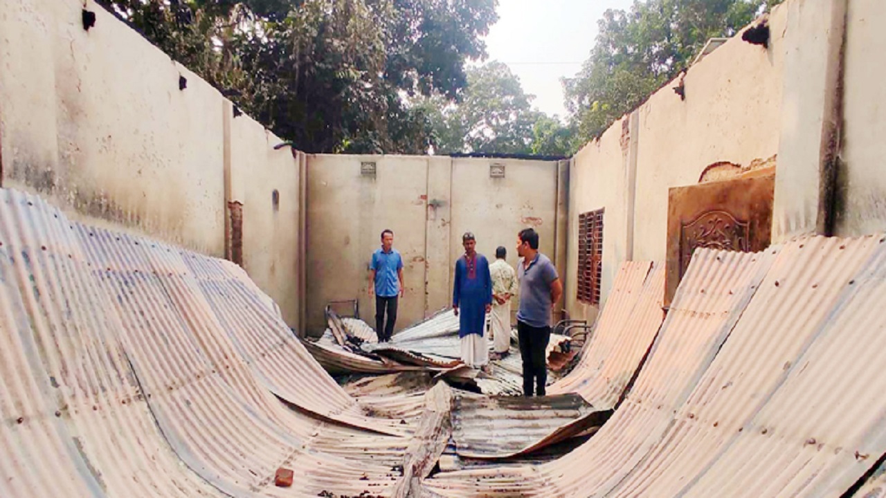 আগুনে ঘরে থাকা আসবাবপত্র ও কাগজপত্র পুড়ে গেছে। ছবি : কালবেলা