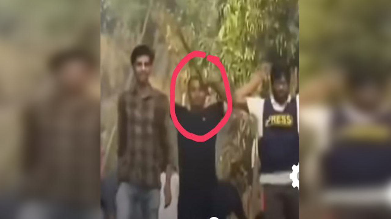 ‘প্রেস’ ভেস্ট পরা নয়নের পাশে সোনাগাজী যুবদল কর্মী মোশারফ হোসেন।