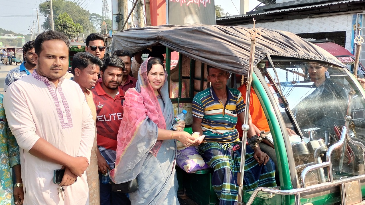 চালকদের মিষ্টিমুখ ও নাশতা করাচ্ছেন উপজেলা আওয়ামী লীগের সভাপতি। ছবি : কালবেলা