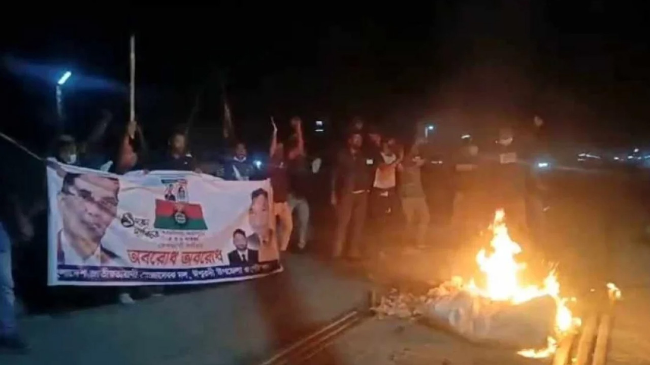 পাবনার ঈশ্বরদীতে ককটেল বিস্ফোরণ, ট্রাক ভাঙচুর ও রেললাইনে অগ্নিসংযোগ। ছবি : কালবেলা
