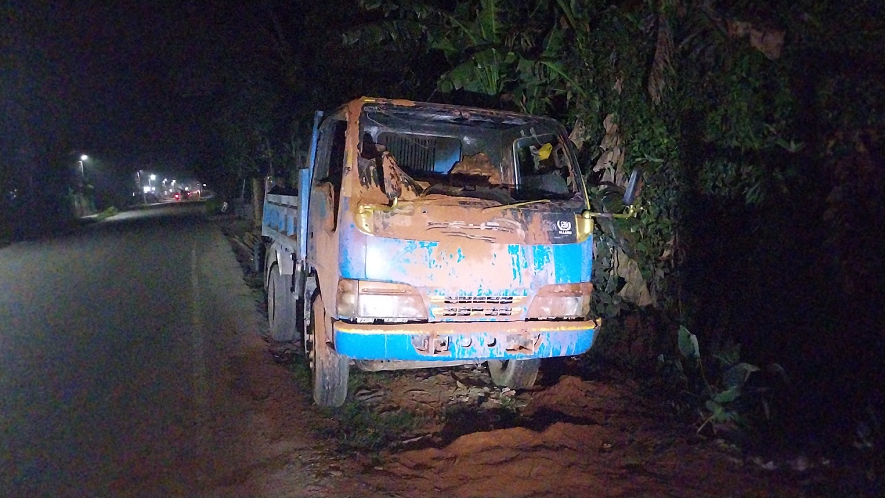 ডাকবাংলোর পাশে থেমে থাকা একটি পিকআপভ্যানে সন্ধ্যায় হঠাৎ আগুন। ছবি : কালবেলা