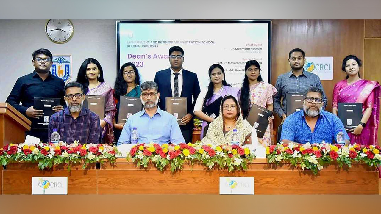 ডিনস্ অ্যাওয়ার্ড পেলেন খুবির ১১ শিক্ষার্থী। ছবি : কালবেলা