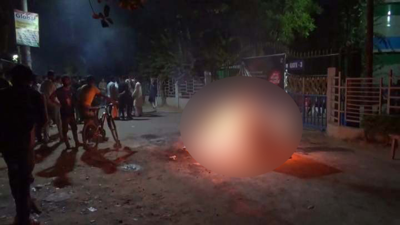 সাভারে স্থানীয়দের সঙ্গে ড্যাফোডিল ইন্টারন্যাশনাল ইউনিভার্সিটির শিক্ষার্থীদের সংঘর্ষ। ছবি : কালবেলা
