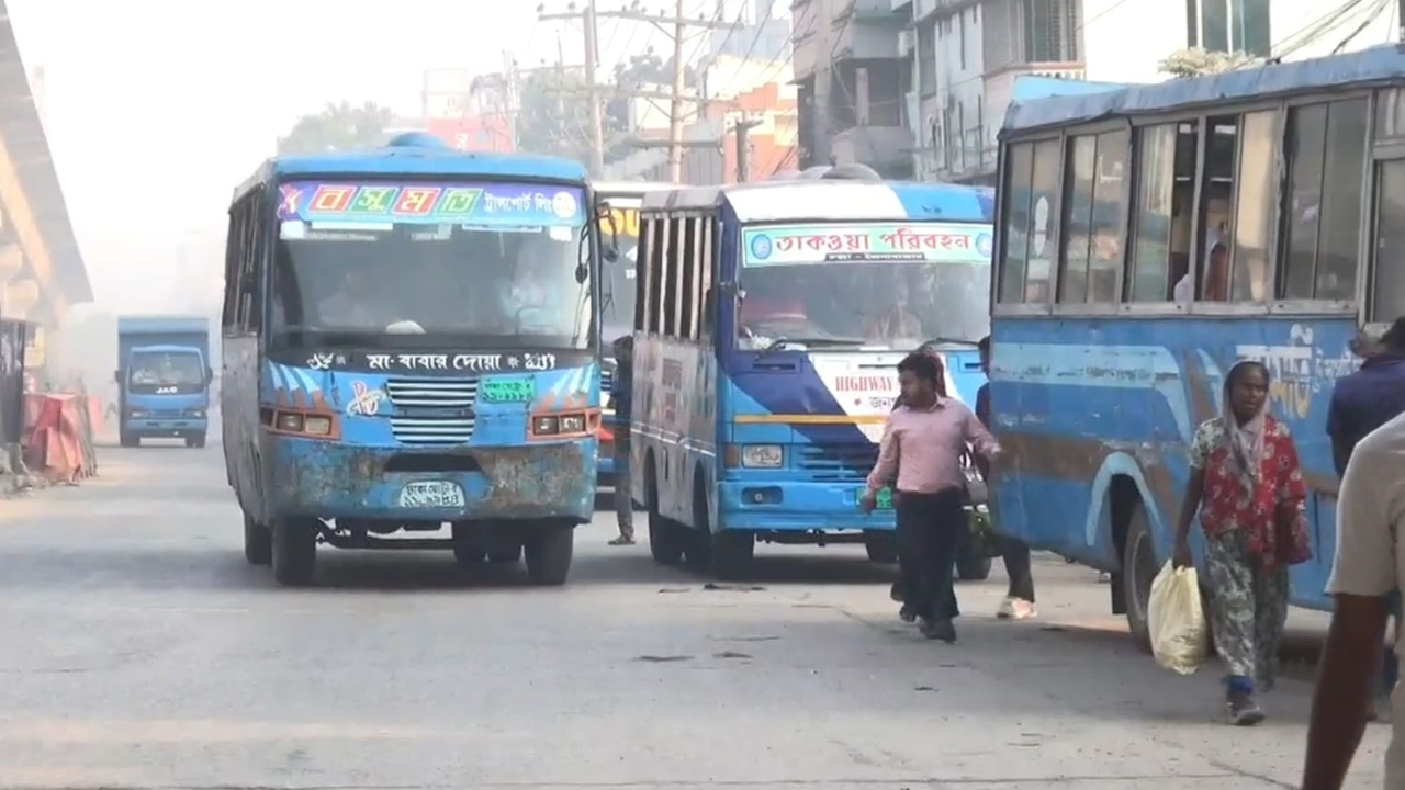 গাজীপুরের সড়কে সোমবার চলছে বাস। ছবি : কালবেলা