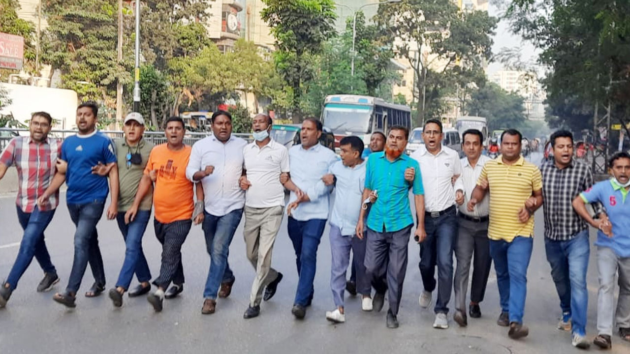 রাজধানীর ধানমন্ডির শংকরে বিক্ষোভ মিছিল করেছে স্বেচ্ছাসেবক দলের নেতাকর্মীরা। ছবি : সংগৃহীত