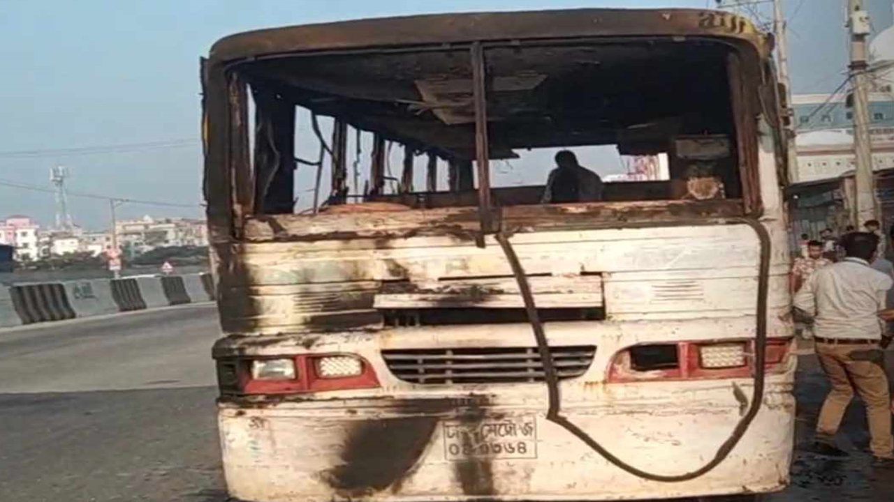 কালিয়াকৈরে আগুনে পুড়ে যাওয়া বাস। ছবি : কালবেলা