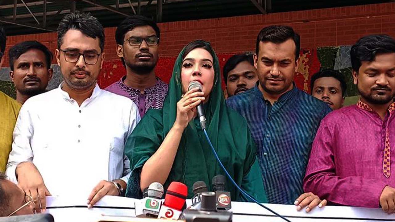 চাঁপাইনবাবগঞ্জ পৌর ছাত্রলীগের সমাবেশে মাহিয়া মাহি। ছবি : সংগৃহীত