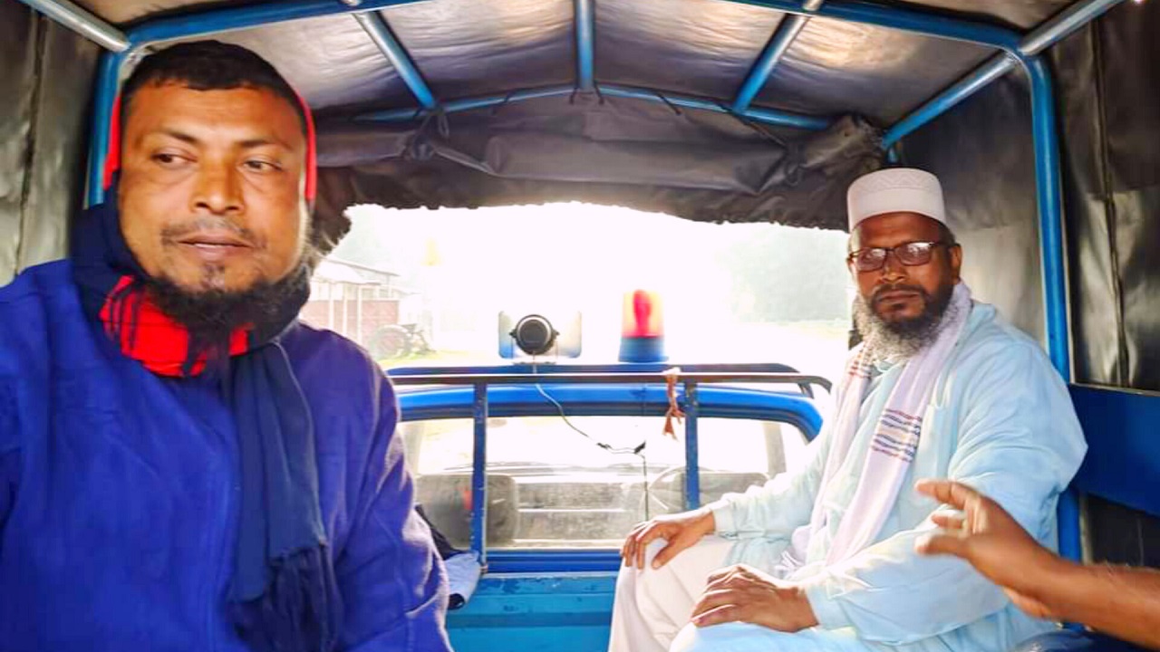 দেবীগঞ্জে পিকেটিং করার অভিযোগে আটক দুই ব্যাক্তি। ছবি : কালবেলা