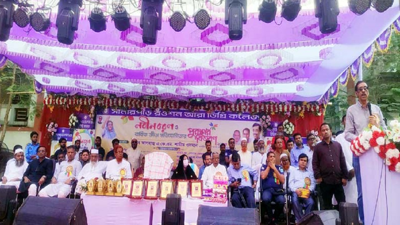 সানারপাড় রওশন আরা ডিগ্রি কলেজে বক্তব্য দিচ্ছেন নারায়ণগঞ্জ-৪ আসনের সংসদ সদস্য এ কে এম শামীম ওসমান। ছবি : কালবেলা