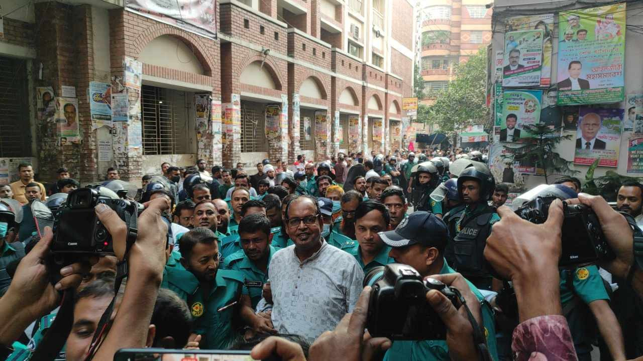 বিএনপির ভাইস চেয়ারম্যান শামসুজ্জামান দুদুকে রিমান্ড শুনানির জন্য আদালতে হাজির করা হয়েছে। ছবি : কালবেলা