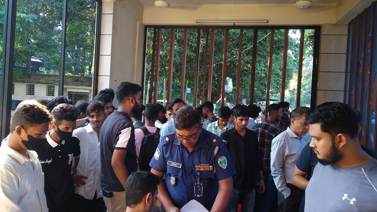 চবিতে ছাত্রলীগের মিছিল থেকে অর্ধশত বহিরাগত আটক। ছবি : কালবেলা