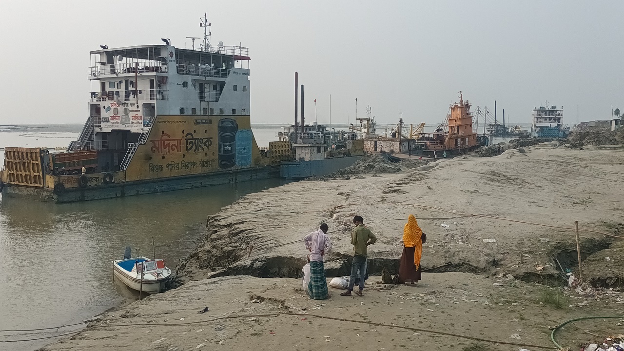 পাটুরিয়া-দৌলতদিয়া ফেরিঘাট। ছবি : কালবেলা