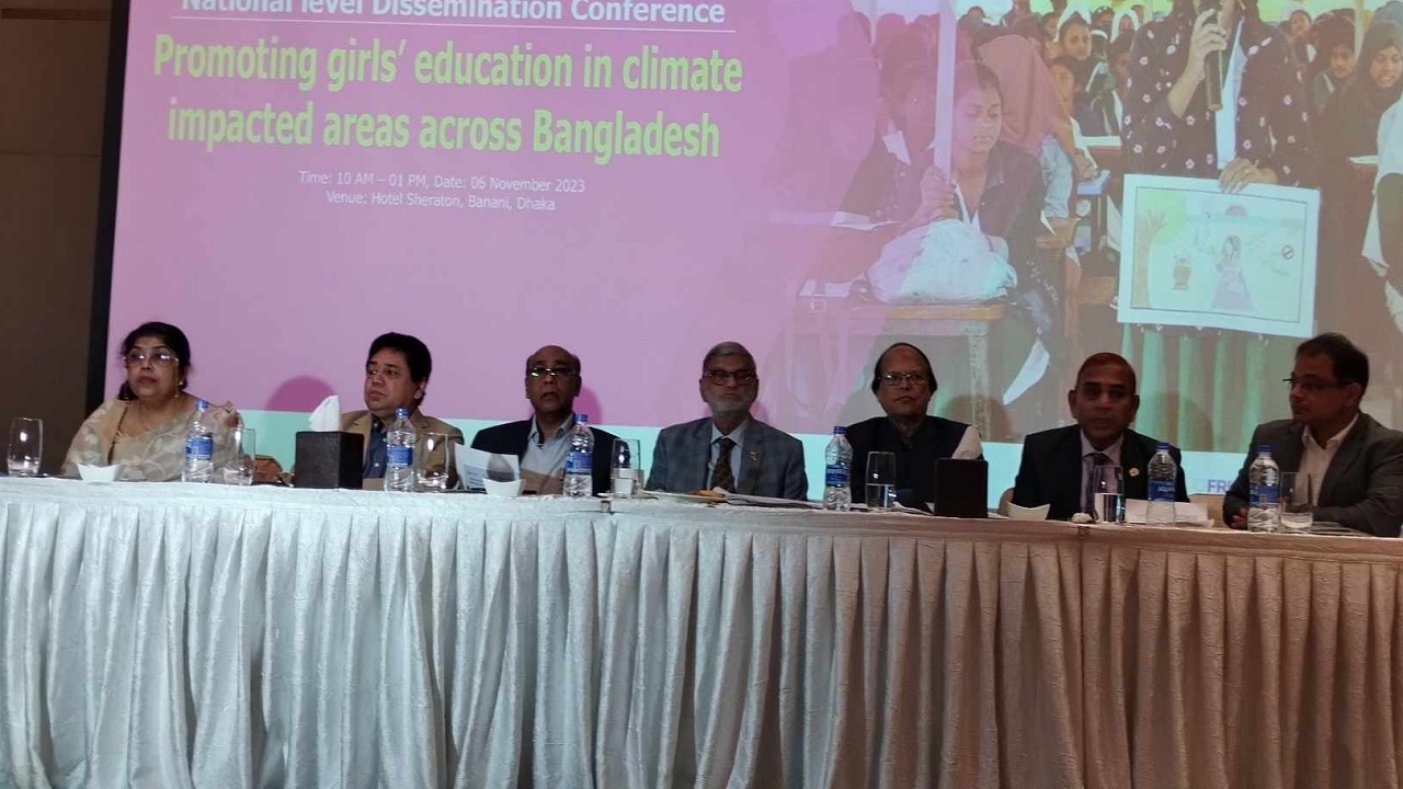 রাজধানীতে ‘বাংলাদেশের জলবায়ু পরিবর্তনের অভিঘাতে বিপর্যস্ত অঞ্চলসমূহে মেয়েদের শিক্ষা প্রসারে সম্মিলিত উদ্যোগ’ শীর্ষক জাতীয় পর্যায়ের সম্মেলন অনুষ্ঠিত হয়েছে। ছবি : কালবেলা