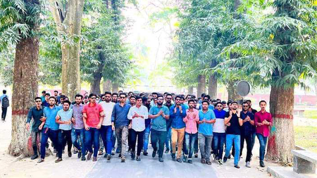 রাবিতে ছাত্রলীগের মিছিল। ছবি : কালবেলা