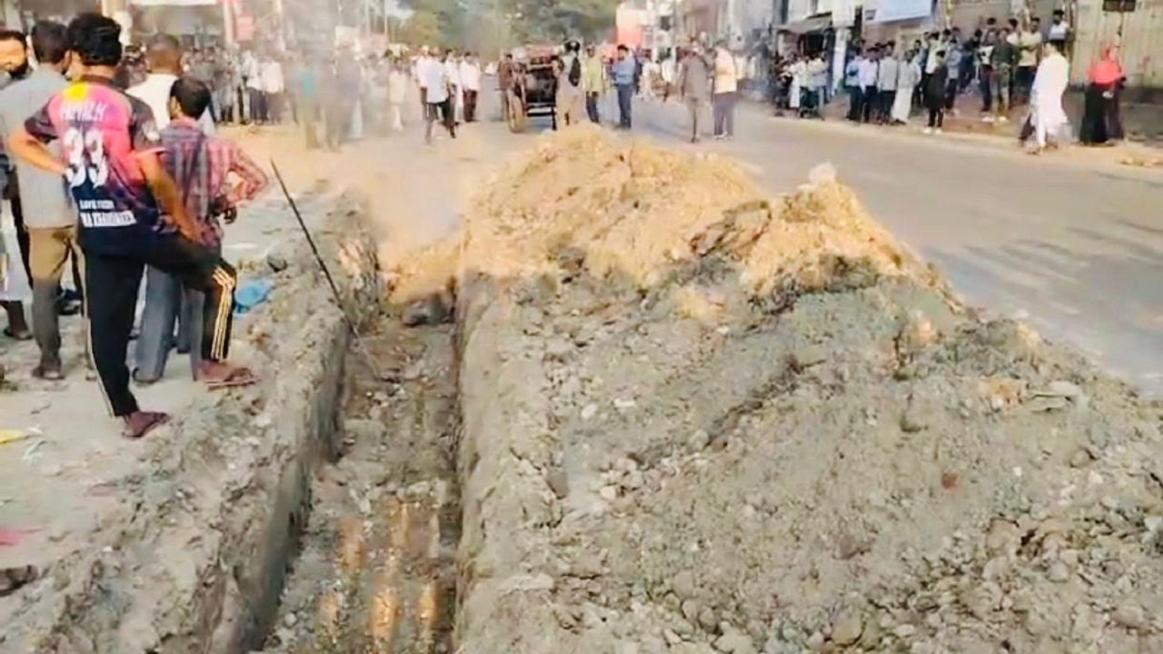 এক্সেভেটরের আঘাতে সিলেট-তামাবিল সড়কে গ্যাস সঞ্চালনের পাইপ ফেটে যায়। ছবি : কালবেলা