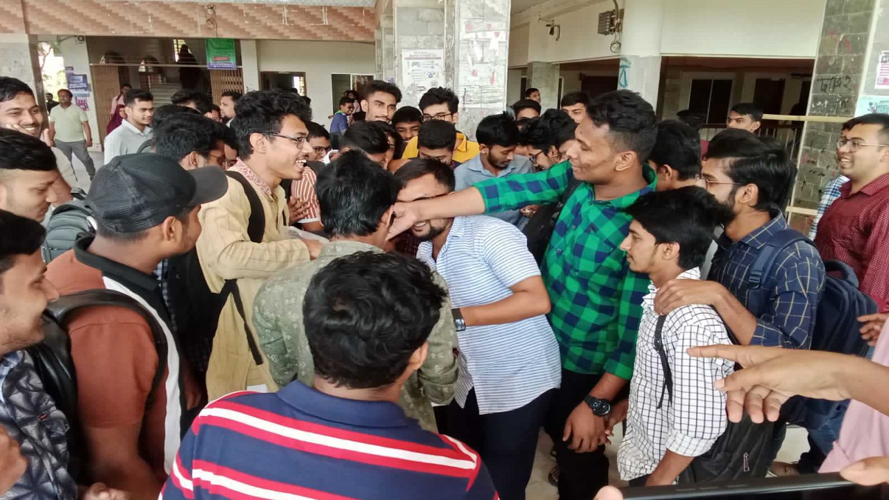 বরিশাল বিশ্ববিদ্যালয়ের একাডেমিক ভবনের নিচ তলায় মিষ্টিমুখ করছেন শিক্ষার্থীরা। ছবি : কালবেলা