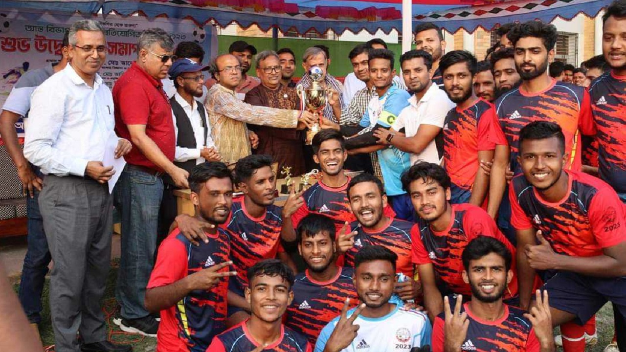 আন্তঃবিভাগ ফুটবল প্রতিযোগিতা-২০২৩ বিজয়ীদের সঙ্গে অতিথিরা। ছবি : কালবেলা
