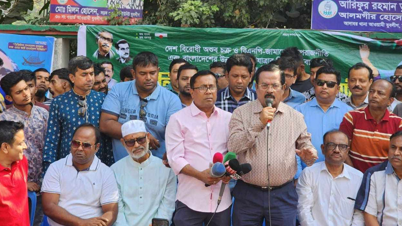 ঢাকা মহানগর উত্তর যুবলীগের অবস্থান কর্মসূচিতে জাহাঙ্গীর কবির নানক। ছবি : কালবেলা