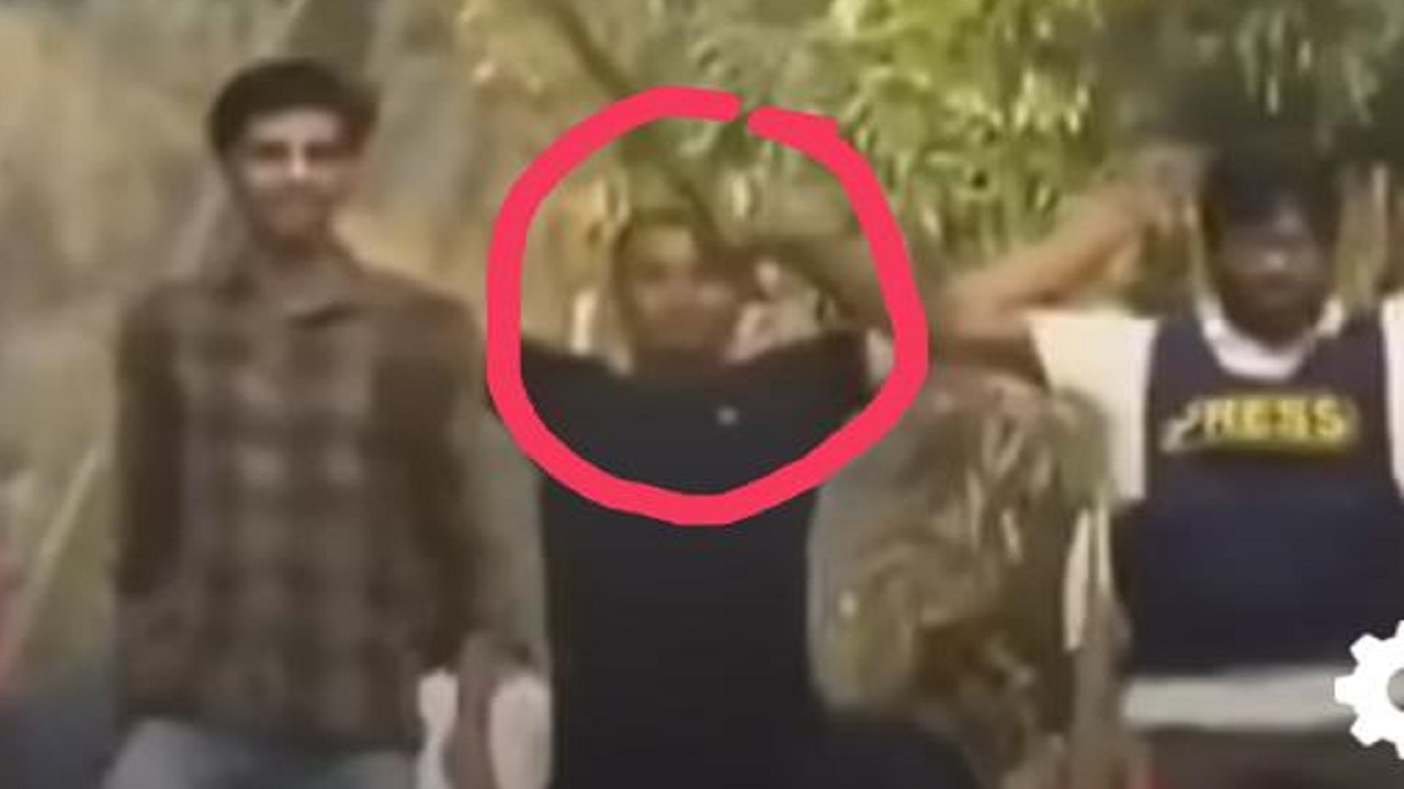 সাংবাদিকের পোশাক পরে গাড়িতে অগ্নিসংযোগকারী যুবদল নেতা নয়নের পাশে সোনাগাজীর যুবদল কর্মী মোশারফ হোসেন। ছবি : সংগৃহীত
