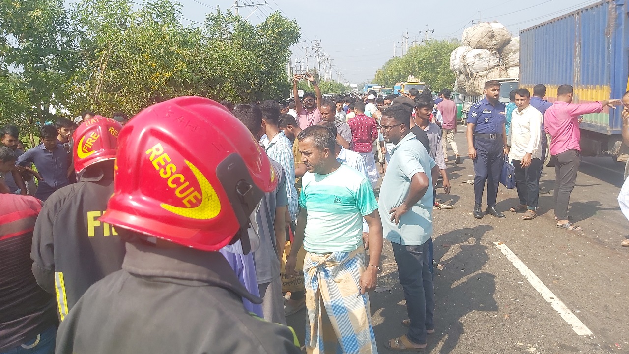 হাটহাজারিতে দুর্ঘটনাস্থলে মরদেহ উদ্ধার করছেন পুলিশ ও ফায়ার সার্ভিসের কর্মীরা। ছবি : কালবেলা
