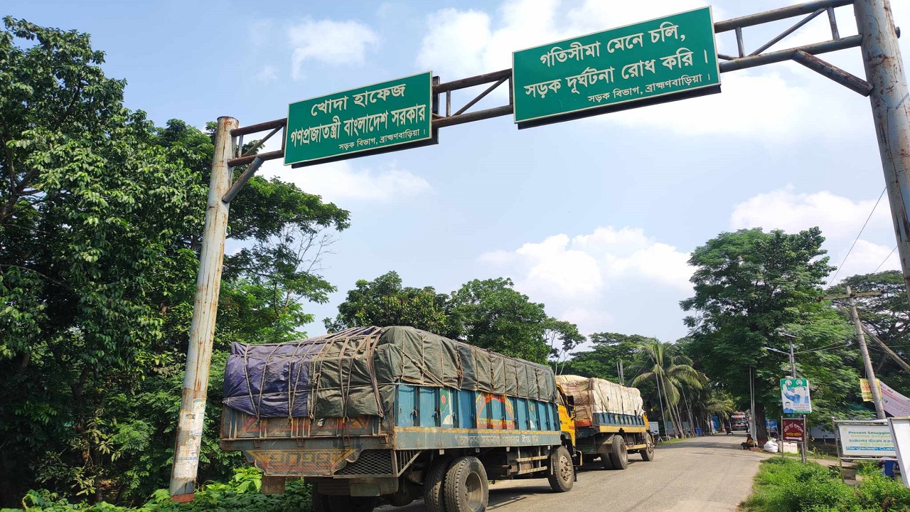 আখাউড়া স্থলবন্দরে অবস্থানরত পণ্যবাহী ট্রাক। ছবি : কালবেলা