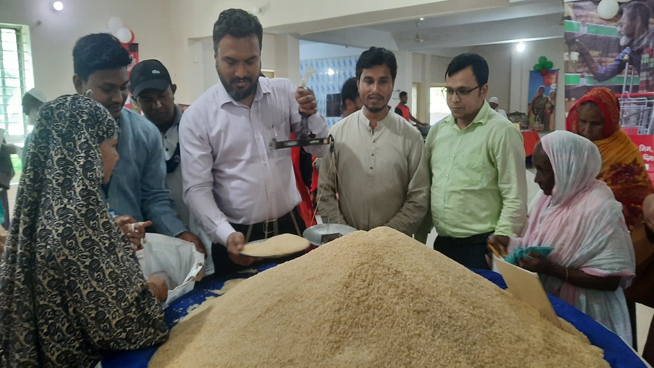 পঞ্চগড়ে বাকির হাটে পণ্য কিনছেন দরিদ্র ক্রেতারা। ছবি : কালবেলা
