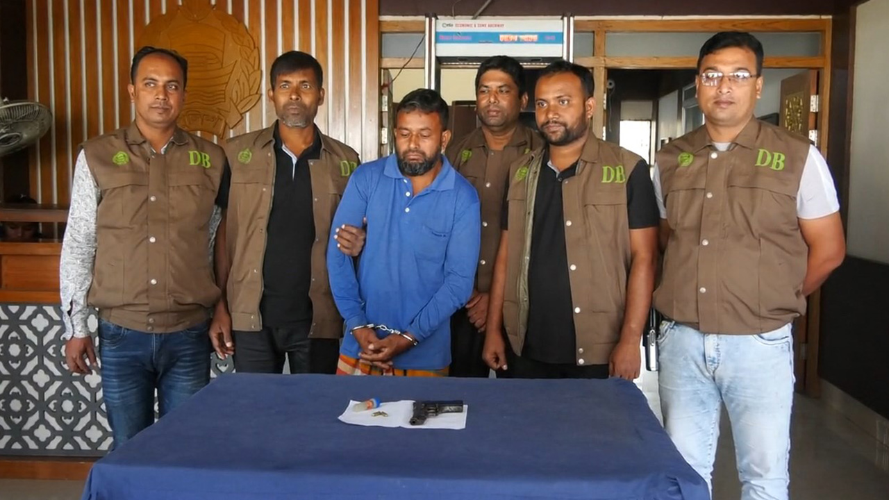 ঝিনাইদহে অস্ত্র ও গুলিসহ এজাহার আলী মোল্লা নামে একজন গ্রেপ্তার। ছবি : কালবেলা