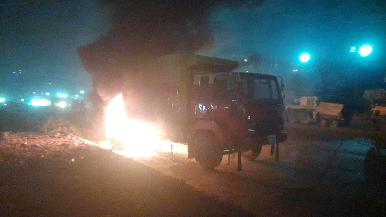 নারায়ণগঞ্জে ফতুল্লায় কাভার্ডভ্যানে আগুন। ছবি : কালবেলা