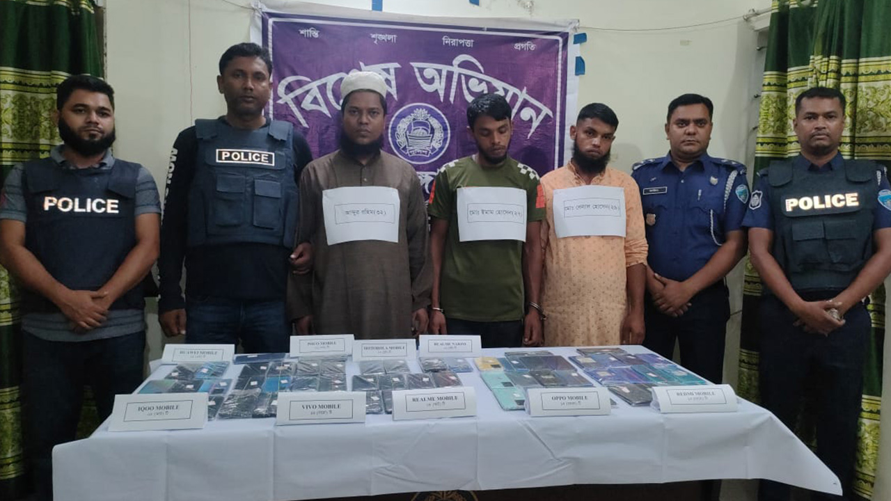 খাগড়াছড়ির মাটিরাঙাতে ১০ লাখ টাকার ভারতীয় মোবাইলসহ গ্রেপ্তার ৩। ছবি : কালবেলা