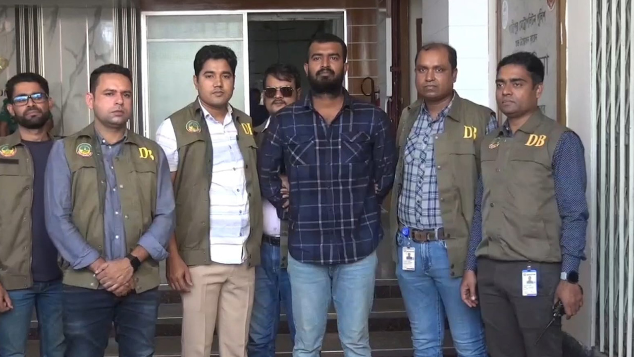 শ্রমিক আন্দোলনের আড়ালে নাশকতা সৃষ্টির অভিযোগে ছাত্রদলের নেতা রিপন আটক। ছবি : কালবেলা