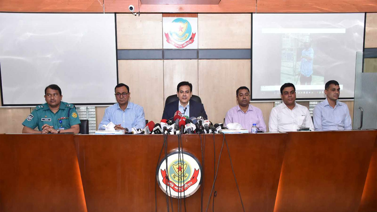ডিএমপি মিডিয়া সেন্টারে কথা বলছেন সিটিটিসি প্রধান অতিরিক্ত পুলিশ কমিশনার মো. আসাদুজ্জামান। ছবি : কালবেলা