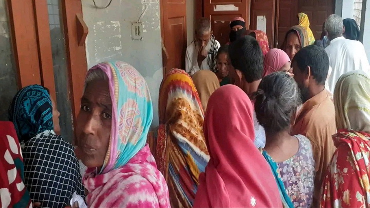নানা কৌশলে সুবিধাভোগী সরকারি ভাতার টাকা হাতিয়ে নিচ্ছে প্রতারক চক্র। ছবি : কালবেলা