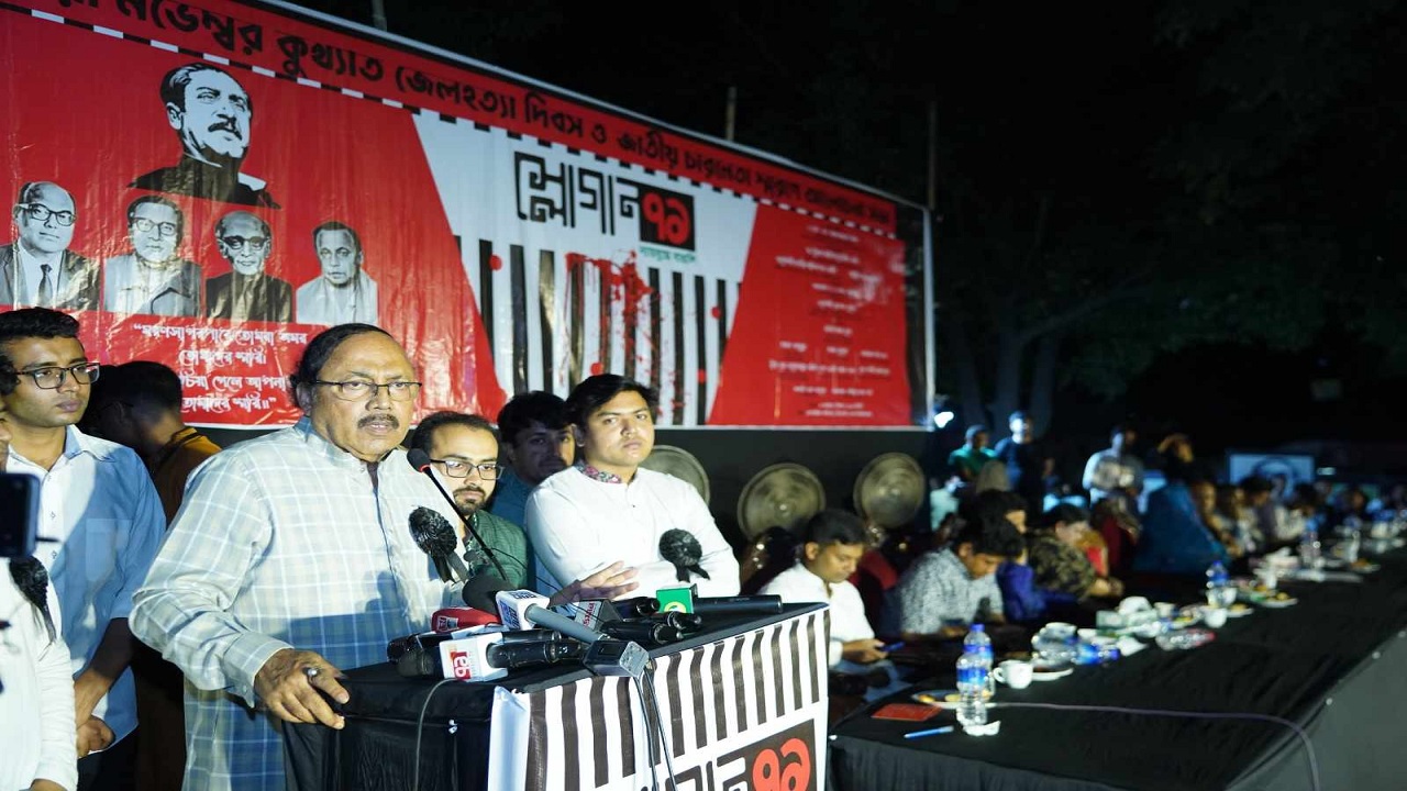 ঢাবির টিএসিতে ‘স্লোগান৭১’ এর আয়োজনে জেল হত্যা দিবস ও জাতীয় চারনেতা স্মরণে আয়োজিত এক আলোচনা সভায় কথা বলছেন এ.এইচ.এম খায়রুজ্জামান লিটন। ছবি : কালবেলা