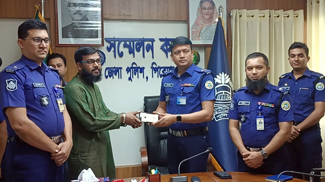 পিরোজপুরে চুরি যাওয়া ৩৫টি মোবাইল ফোন উদ্ধার করে মালিকদের হাতে তুলে দিল পুলিশ। ছবি : কালবেলা