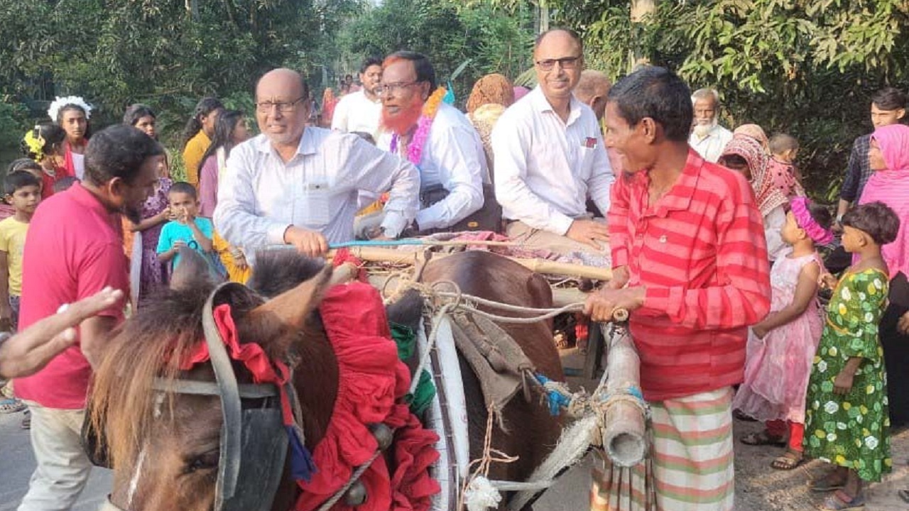 প্রধান শিক্ষকের বিদায় অনুষ্ঠানে এমন ব্যতিক্রমী দৃশ্যের দেখা মেলে। ছবি : কালবেলা