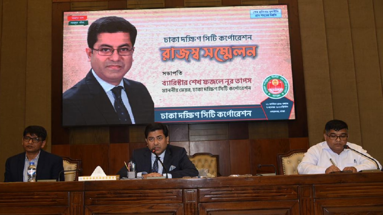 নগর ভবনের মেয়র হানিফ অডিটরিয়ামে রাজস্ব আদায়ের সার্বিক পর্যালোচনা সভায় কথা বলছেন  শেখ ফজলে নূর তাপস। ছবি : কালবেলা