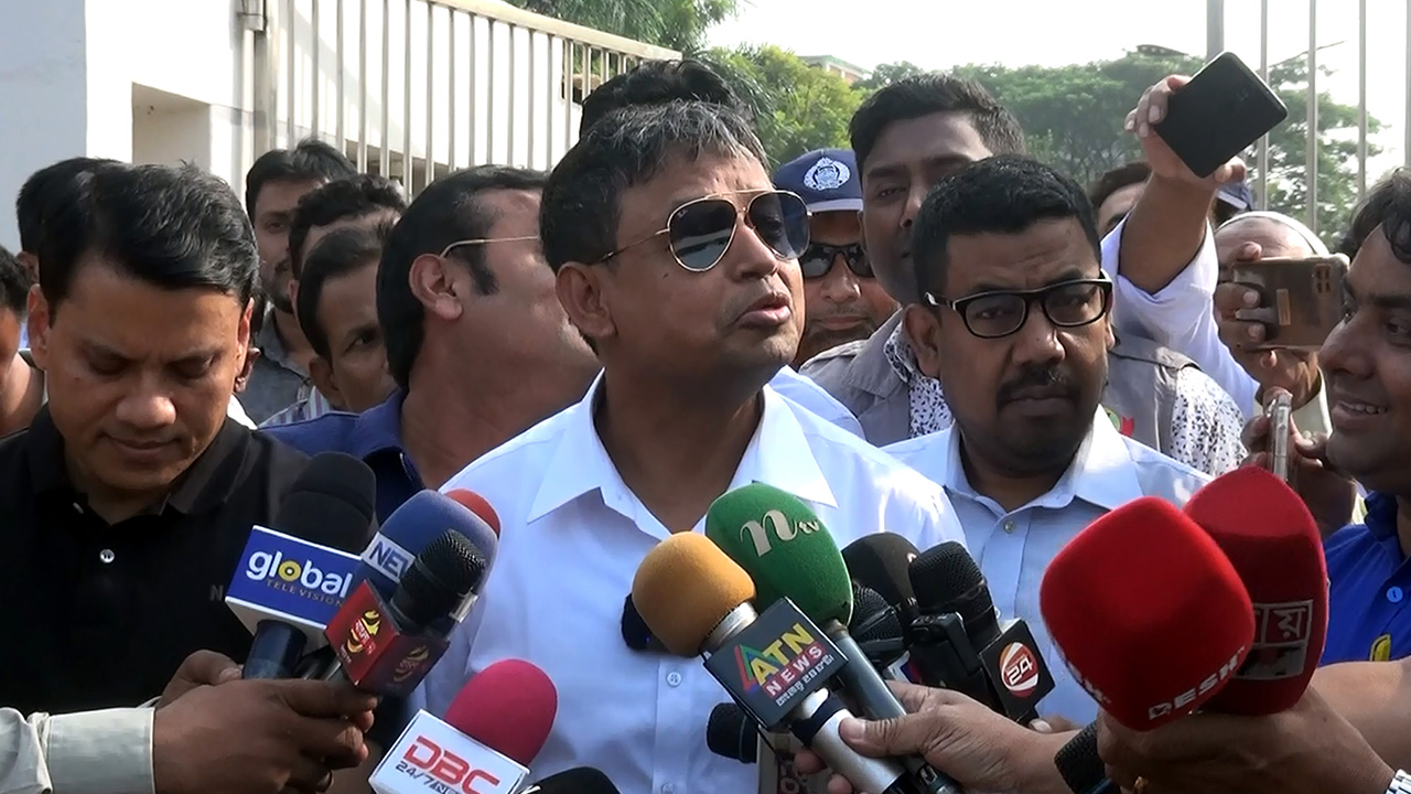 কাশিমপুর কারাগারের সামনে সাংবাদিকদের সঙ্গে কথা বলছেন ডিবিপ্রধান হারুন অর রশিদ। ছবি : কালবেলা।