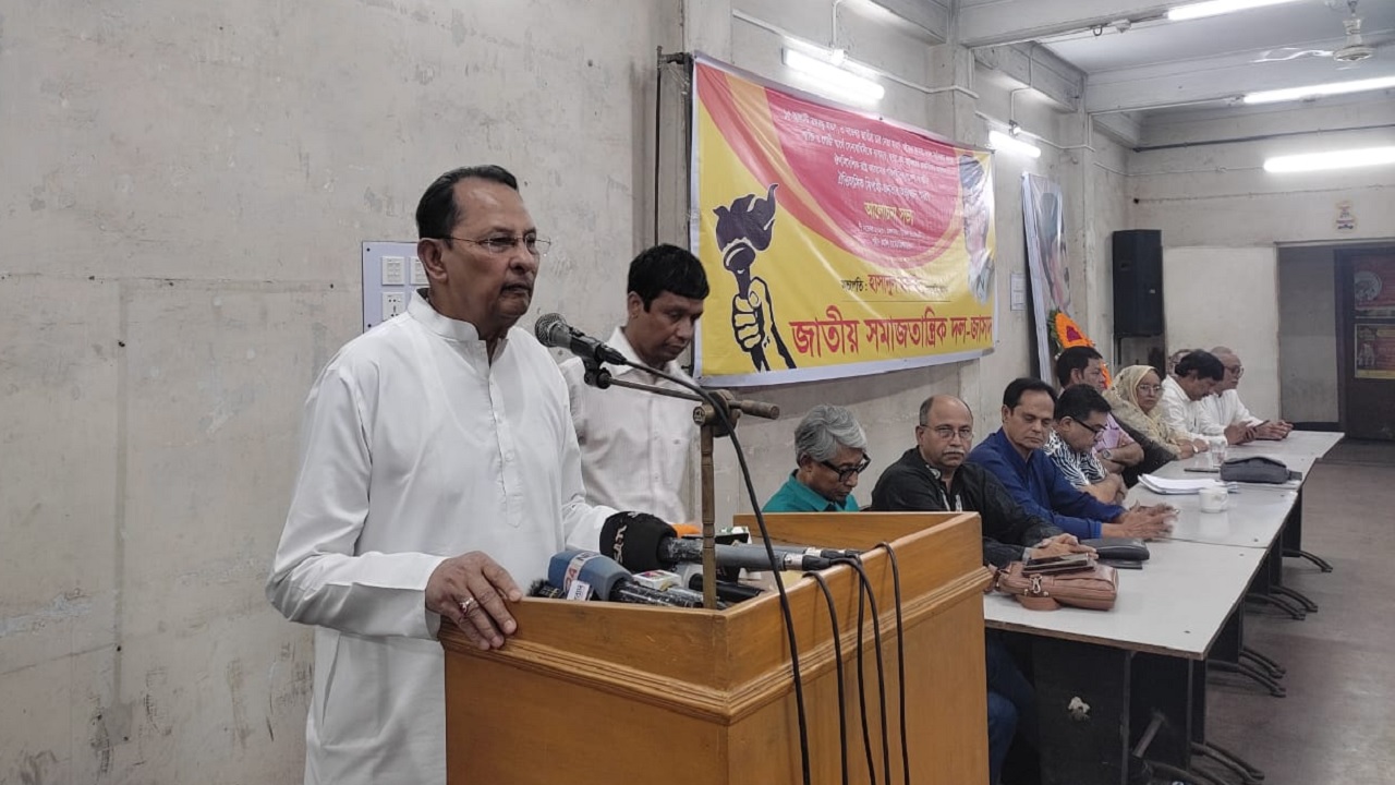 বঙ্গবন্ধু এভিনিউ জাসদ কার্যালয়ে আয়োজিত এক সভায় কথা বলছেন হাসানুল হক ইনু। ছবি : কালবেলা