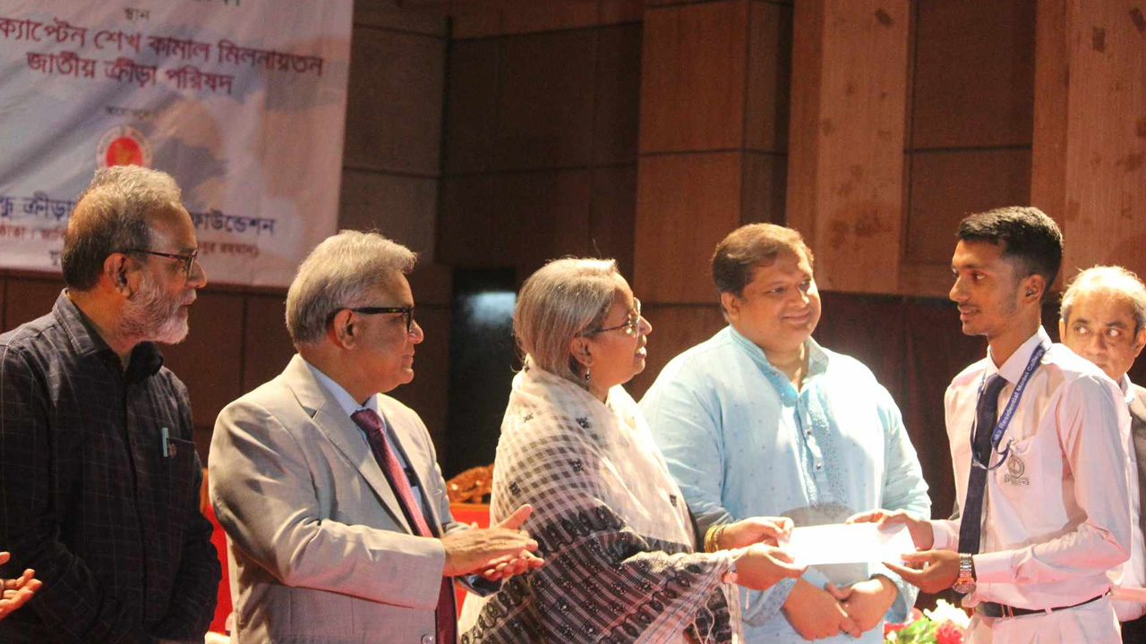 বঙ্গবন্ধু ক্রীড়া শিক্ষাবৃত্তি ২৩ ও চিকিৎসা সহায়তা চেক বিতরণ অনুষ্ঠানে অতিথিরা। ছবি : কালবেলা